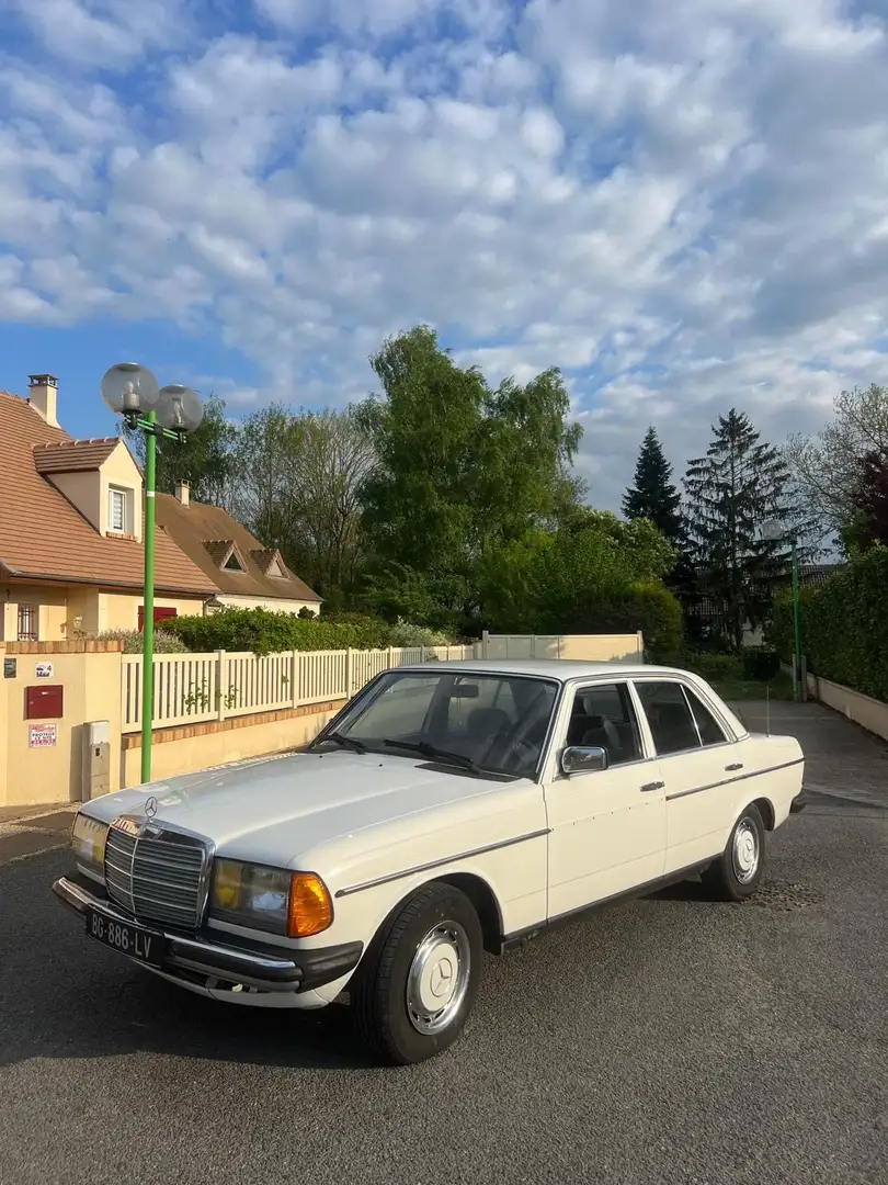 Mercedes-Benz 240 - 1
