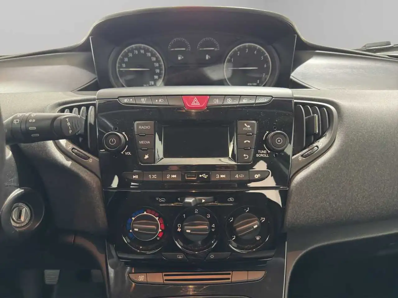 Lancia Ypsilon 2022 — фото 8