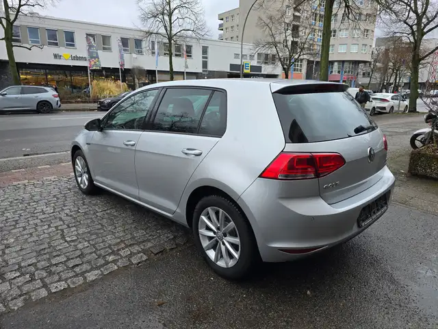 Volkswagen Golf view 3