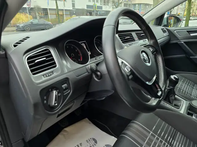 Volkswagen Golf view 6