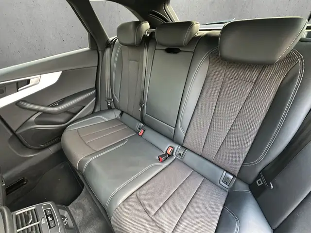 Audi A4 view 14