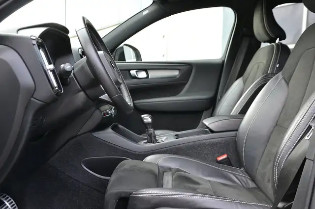Volvo XC40 view 8
