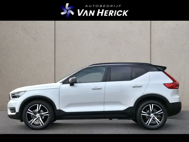 Volvo XC40 view 2