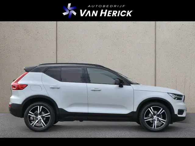 Volvo XC40 view 3
