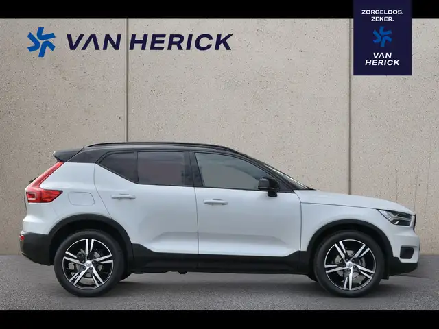Volvo XC40 view 3