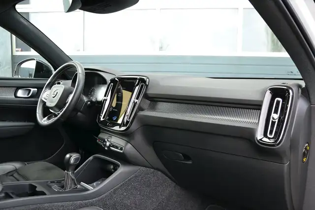 Volvo XC40 view 11
