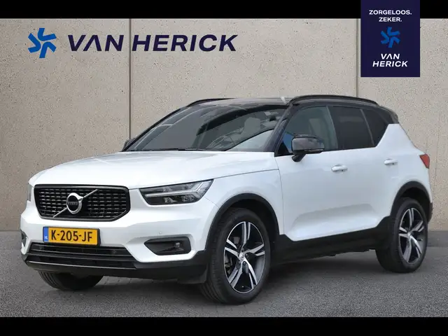2021 Volvo XC40 in White for sale