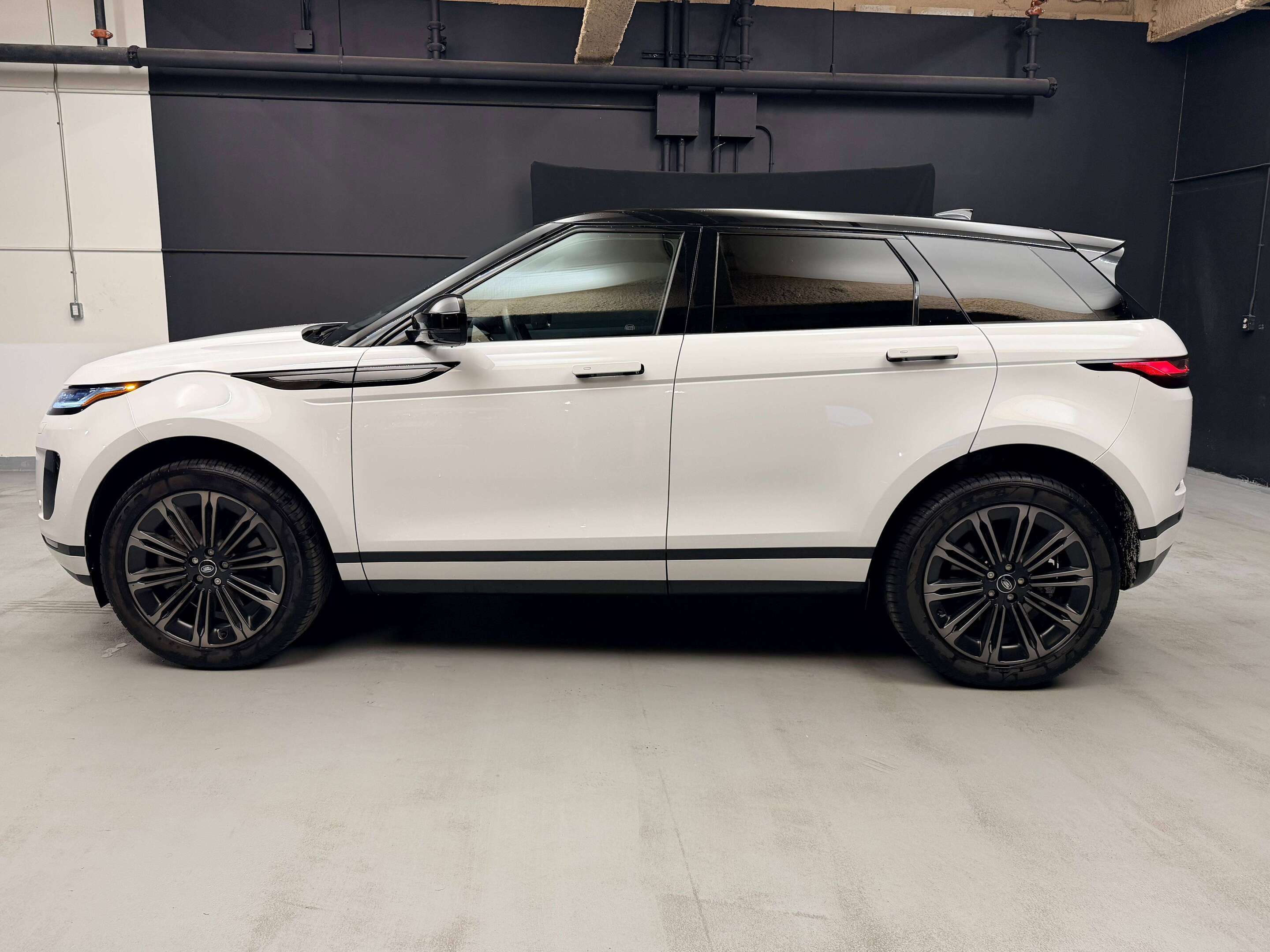 2026 Land Rover Range Rover Evoque LIKE NEW! CERTIFIED VIP LOANER / Finance at 4.99% — photo 1