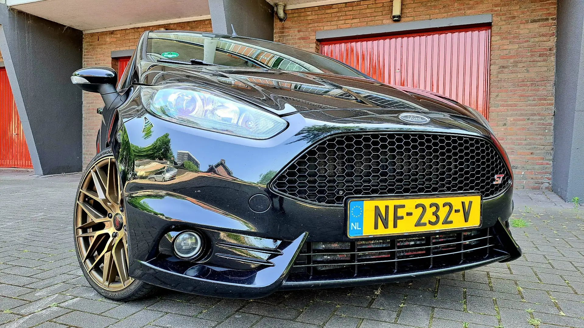 Ford Fiesta 1.6 ST2 300PK! Zwart - 1