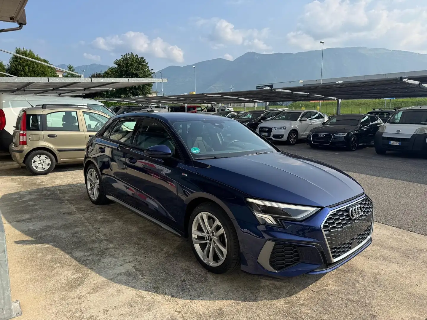 Audi A3 Sportback 35 2.0 tdi S line Edition s-tronic Blauw - 1