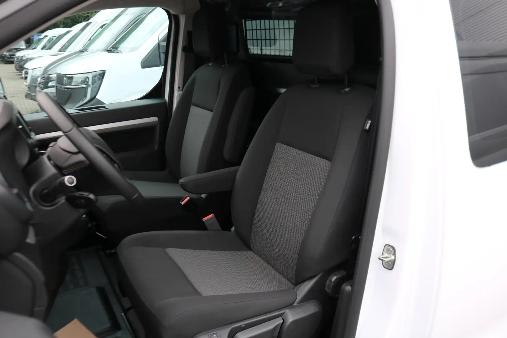 Peugeot e-Expert EV L3 75 kWh Airco Navigatie Trekhaak Black Line Wit - 2