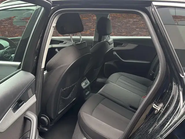 Audi A4 view 11