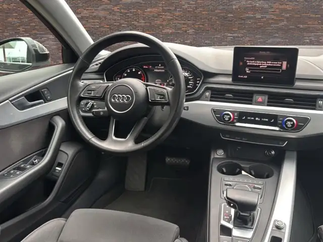 Audi A4 view 9