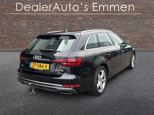 Audi A4 view 4