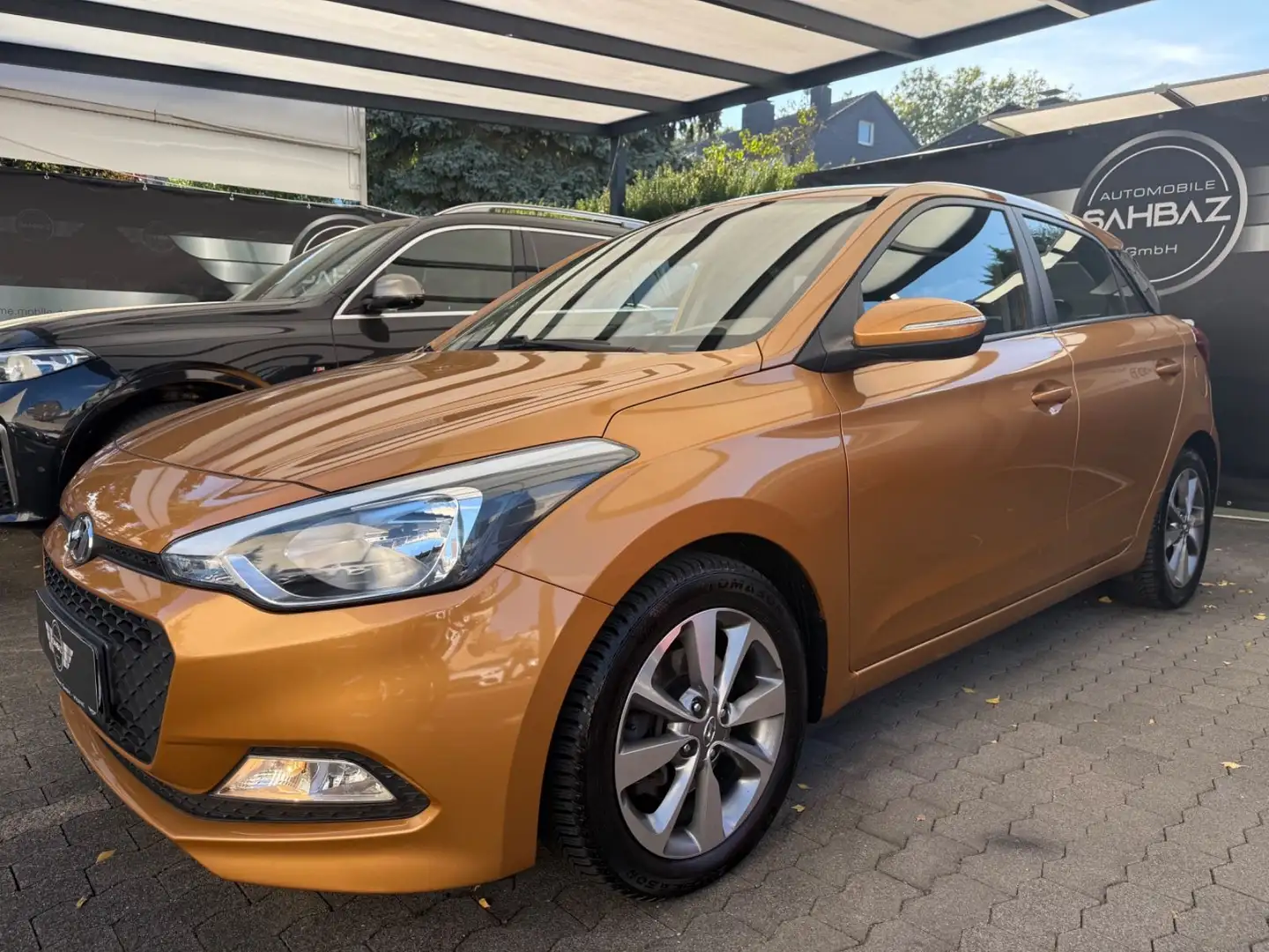 Hyundai i20 YES!*KLIMA*SHZ*ALUFELGEN*ERST 8200TKM Orange - 1