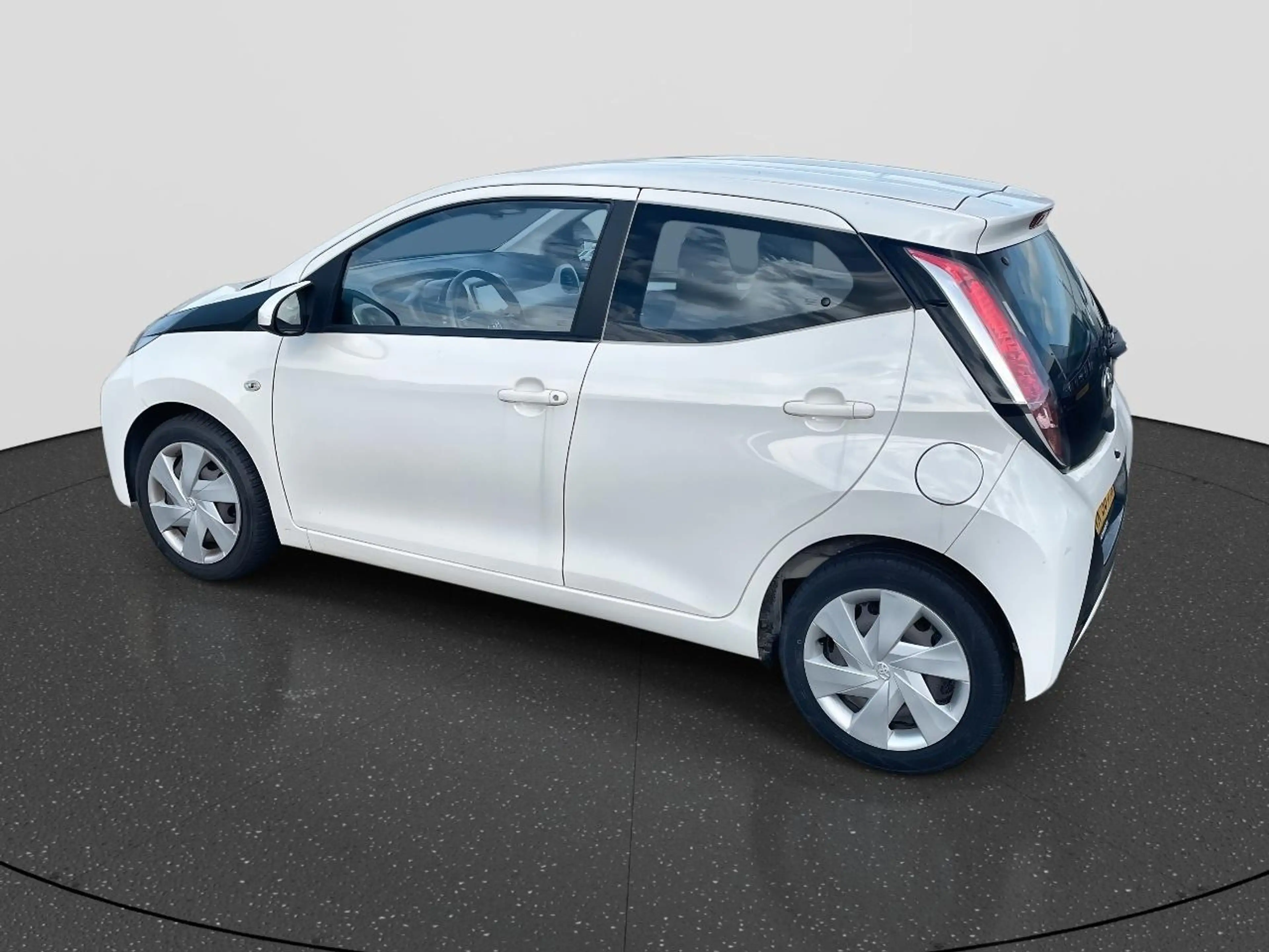 Toyota Aygo 1.0 VVT-i x-play — photo 6
