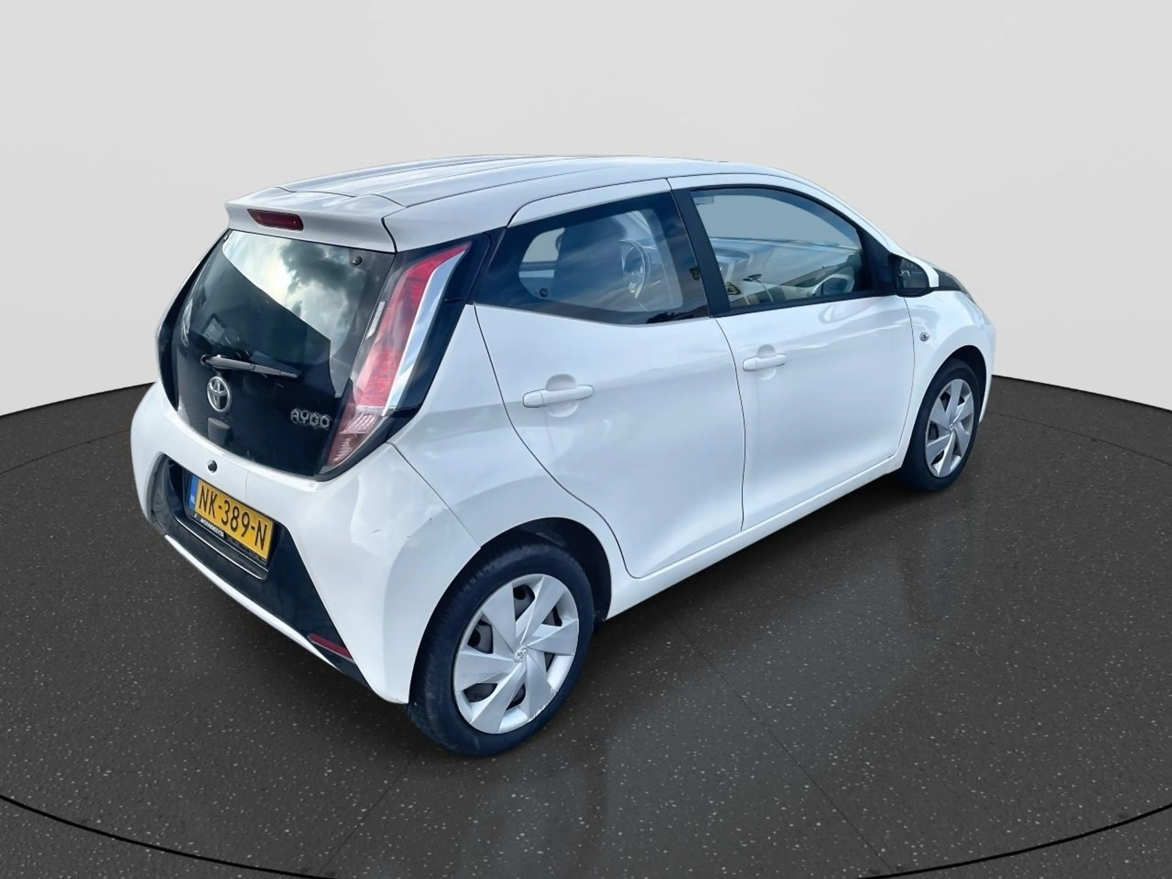 Toyota Aygo 1.0 VVT-i x-play — photo 8