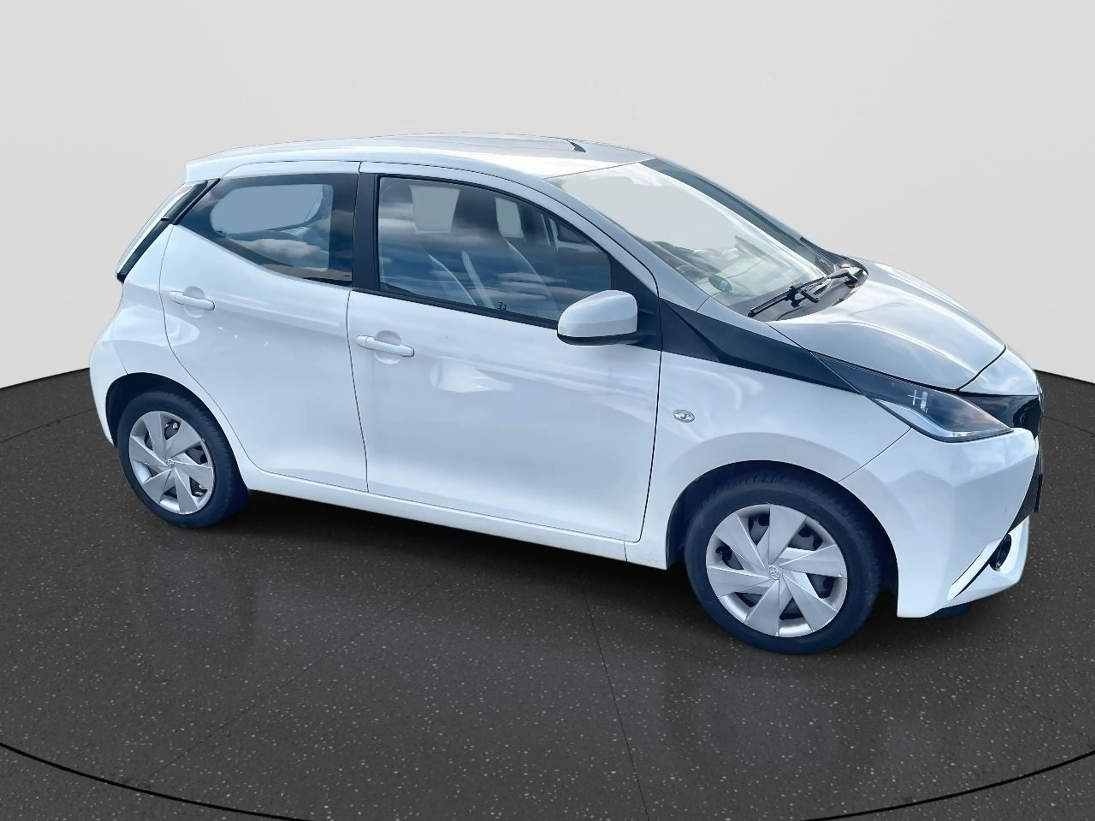 Toyota Aygo 1.0 VVT-i x-play — photo 2