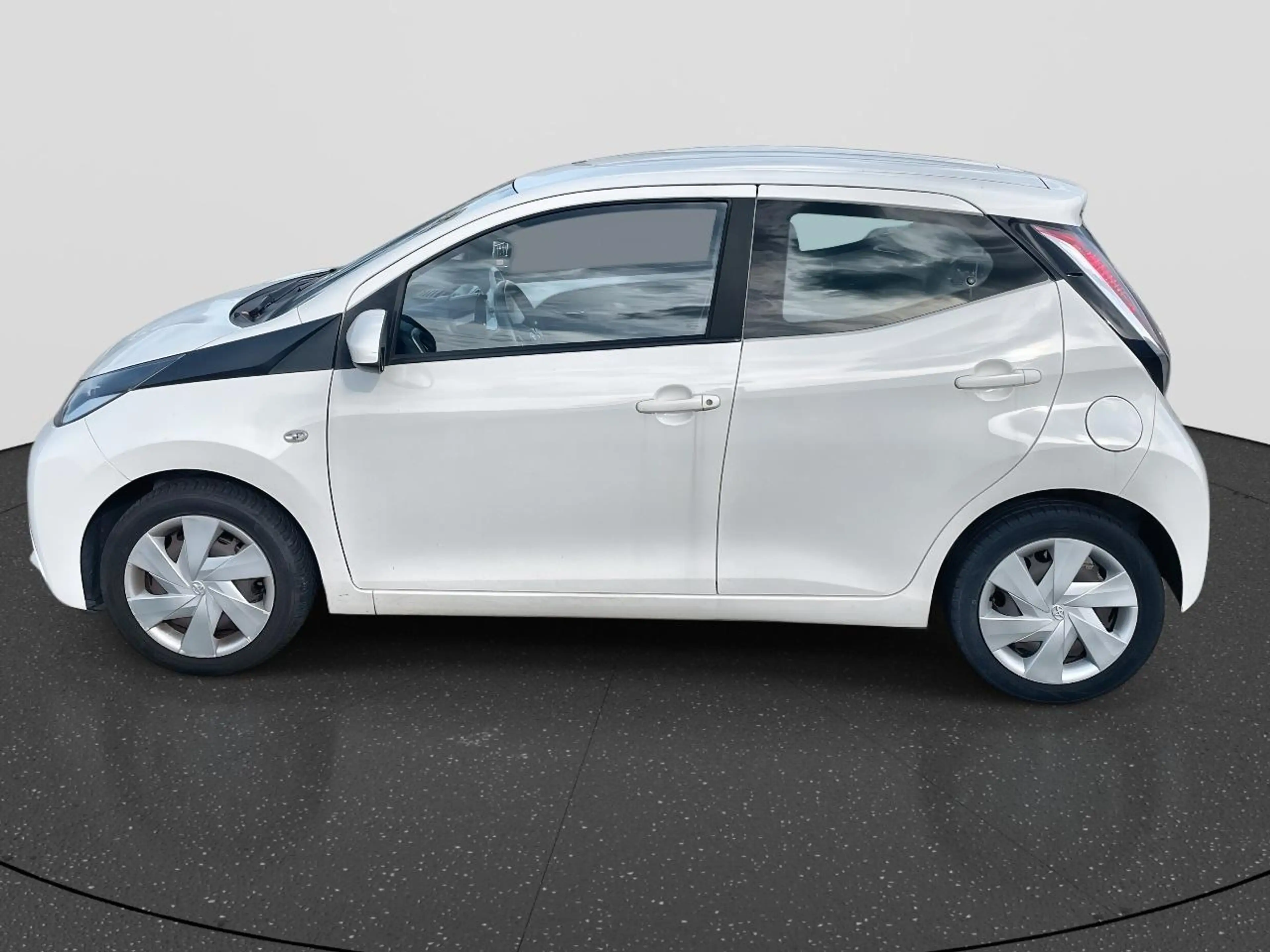 Toyota Aygo 1.0 VVT-i x-play — photo 5