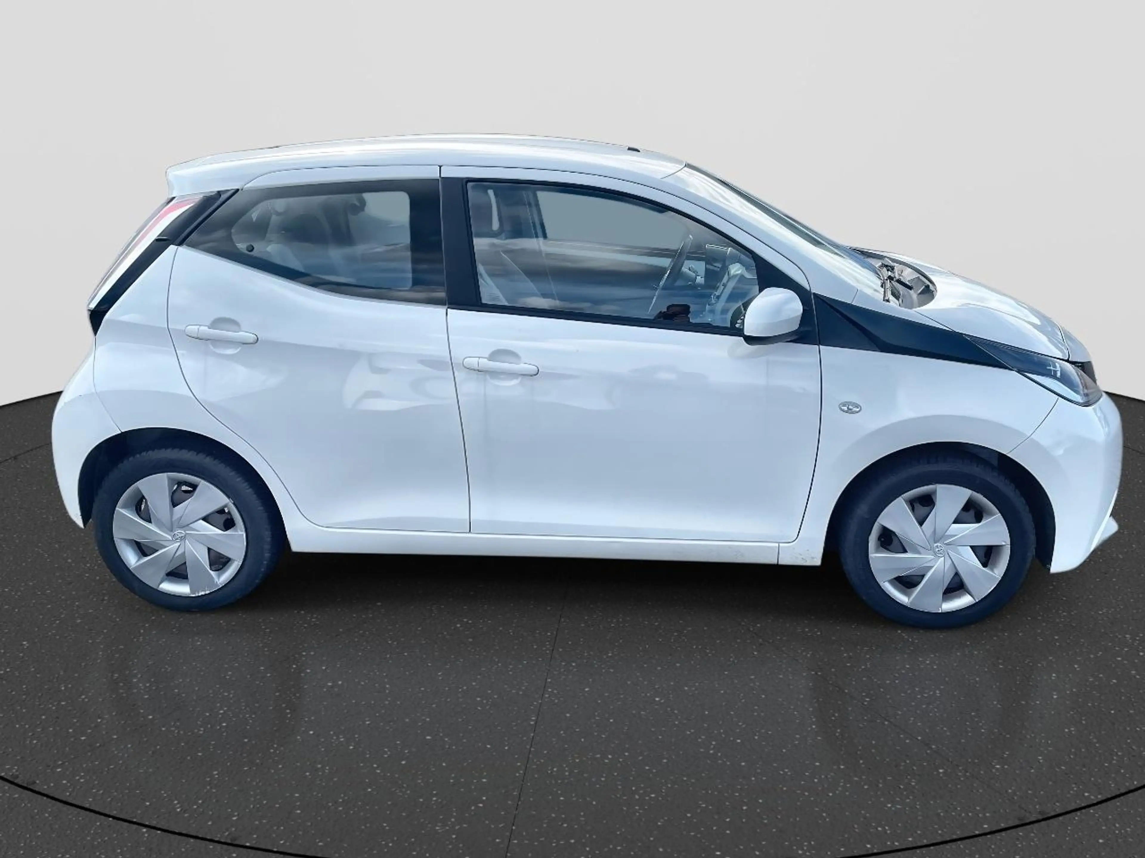 Toyota Aygo 1.0 VVT-i x-play — photo 9