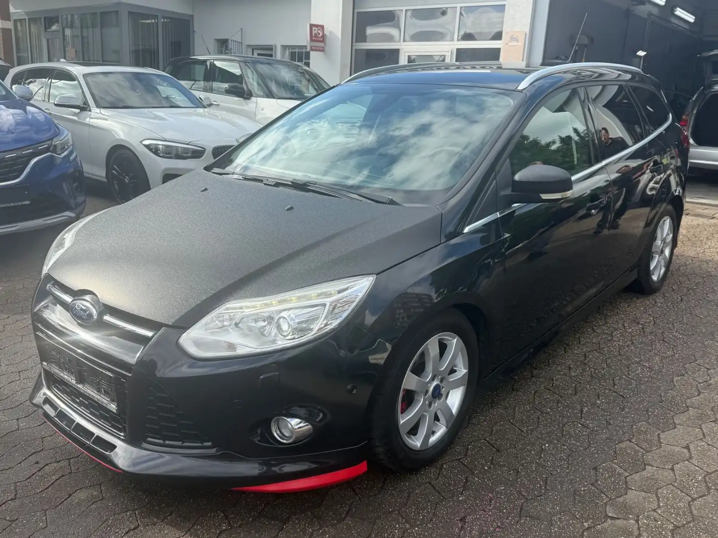 Ford Focus Turnier Titanium*Autom.*Xenon*Navi*8-Fach Schwarz - 1