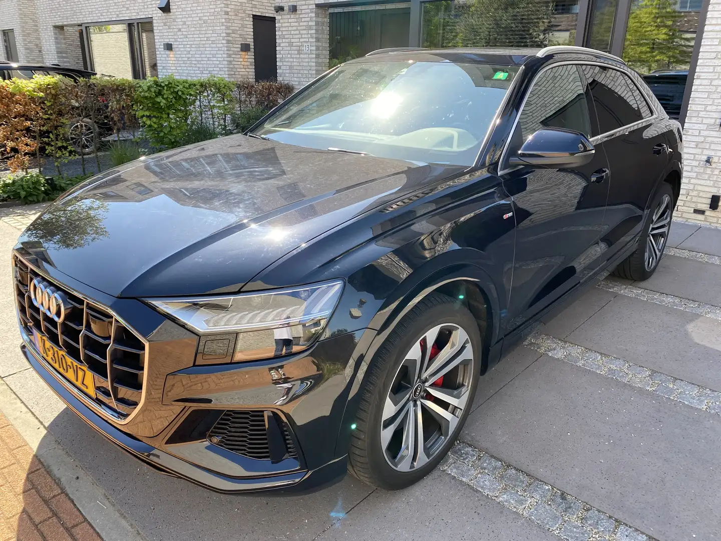 Audi Q8 Pro 3x S-Line 55 TFSI-e Quattro Matrix Pano Trekh Чорний - 1