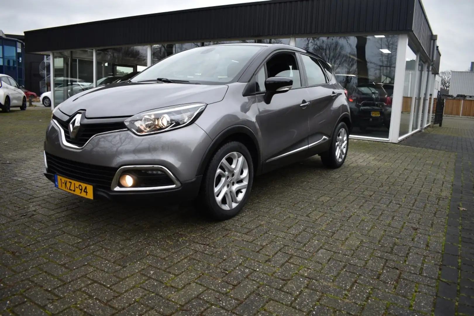 Renault Captur 0.9 TCe Dynamique Grijs - 1