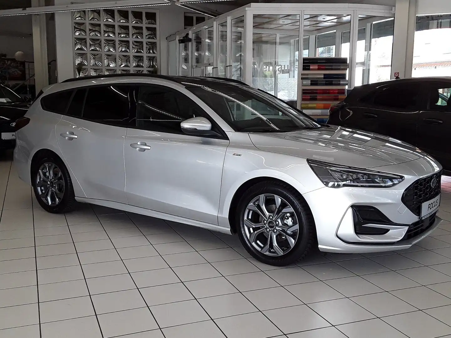 Ford Focus ST-Line,Panodach,Winterpaket,AHZV,Navi,LED-Matrix Silber - 2