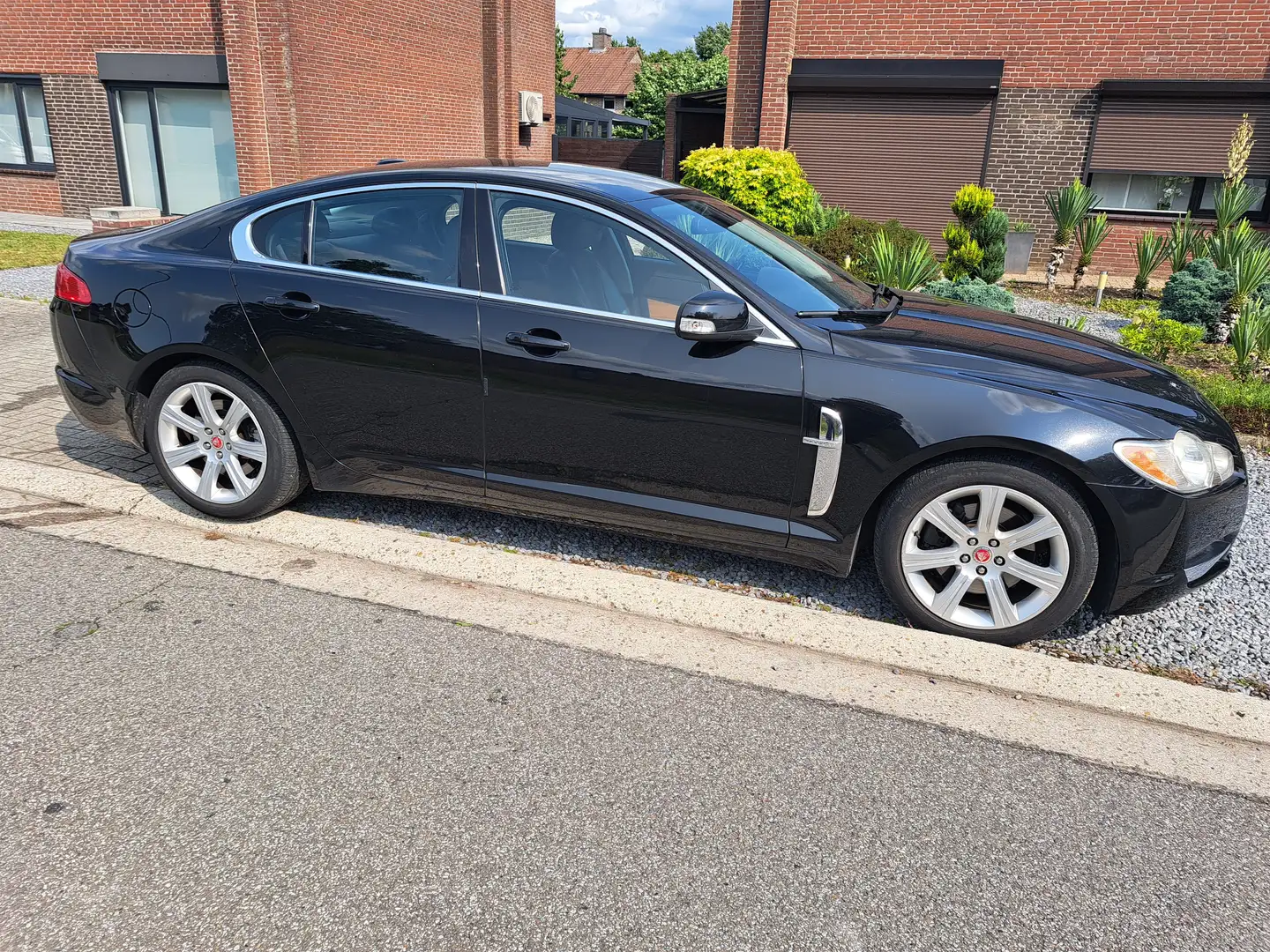 Jaguar XF XF 2.7 V6 Diesel Luxury Zwart - 1