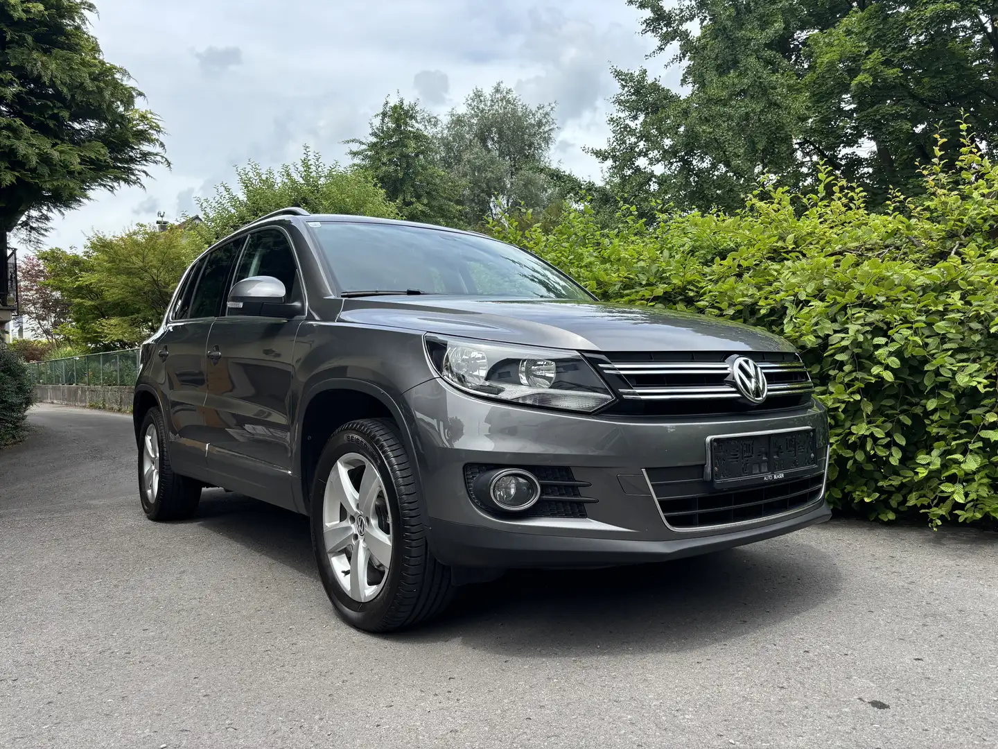 Volkswagen Tiguan 1,4 TSI Sport&Style Grau - 2