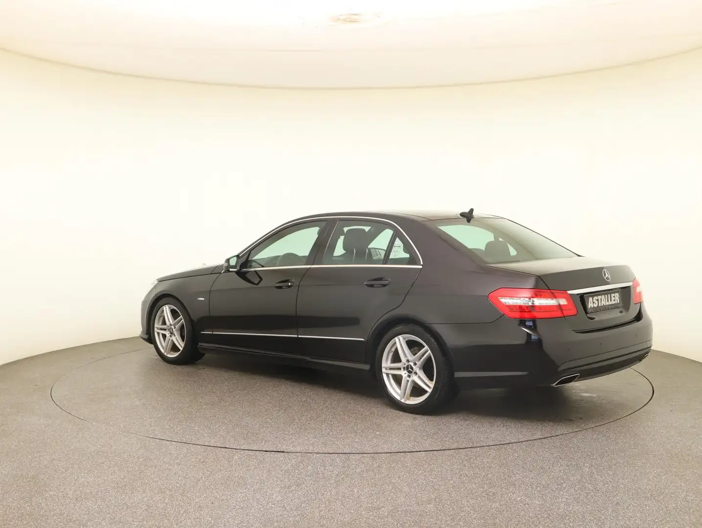 Mercedes-Benz E 200 BE Avantgarde AMG Sportpaket Pano+SHZ+PTS Czarny - 2