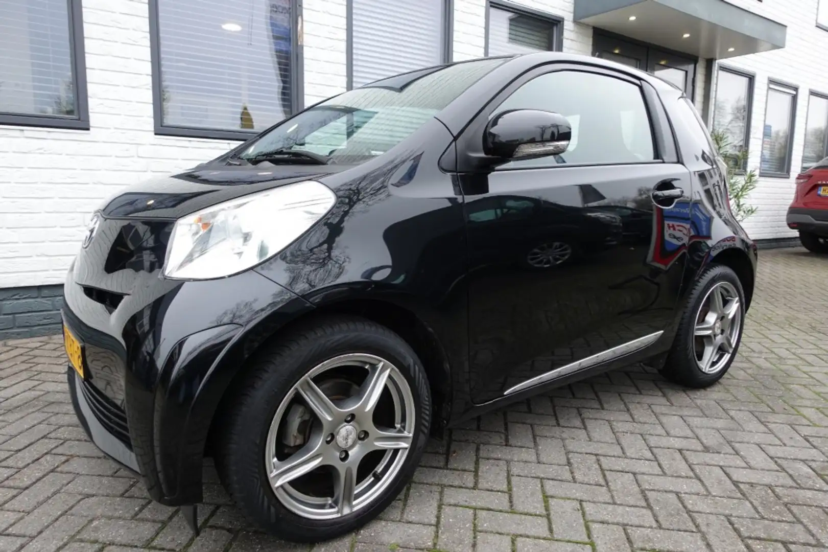 Toyota iQ 1.0 VVTI BLACK EDIT. ONVERWOESTBAAR ! Zwart - 1