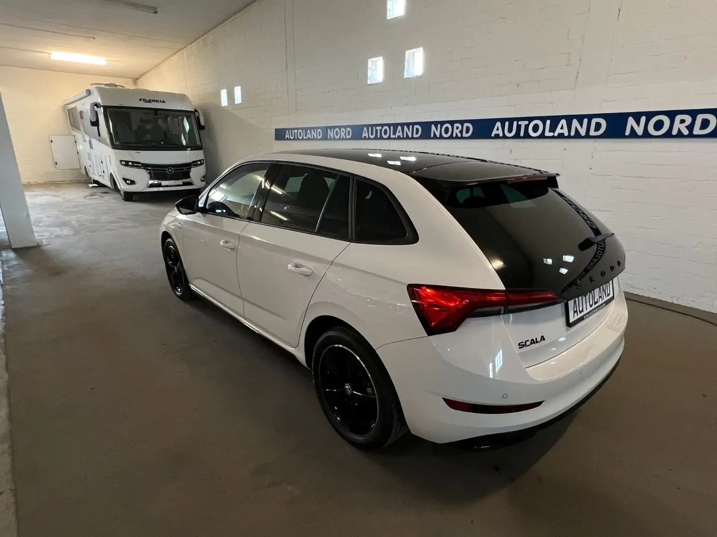 Skoda Scala Monte Carlo Panorama*ACC*PDC*LED*App-Navi Weiß - 2