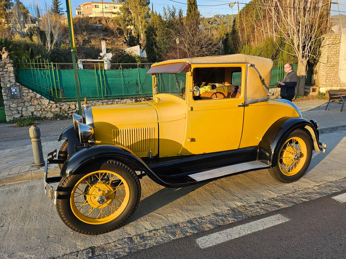 Ford Modelo A sport Coupe Amarillo - 2