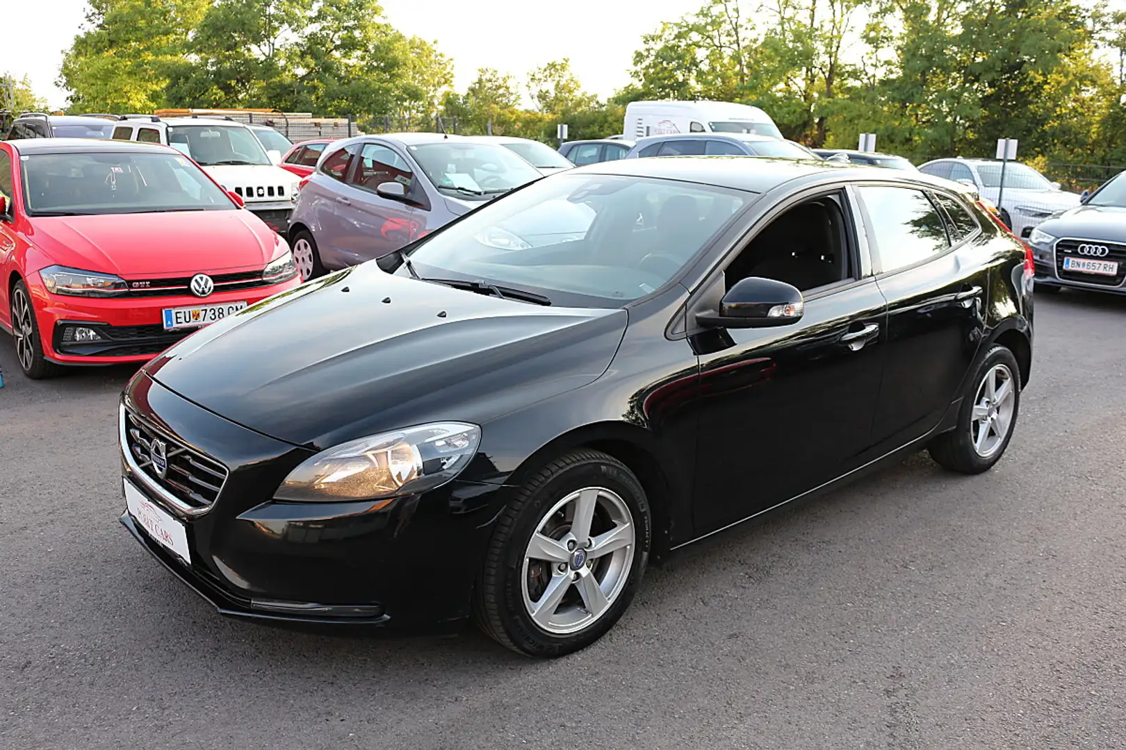 Volvo V40 D3 Kinetic Schwarz - 2