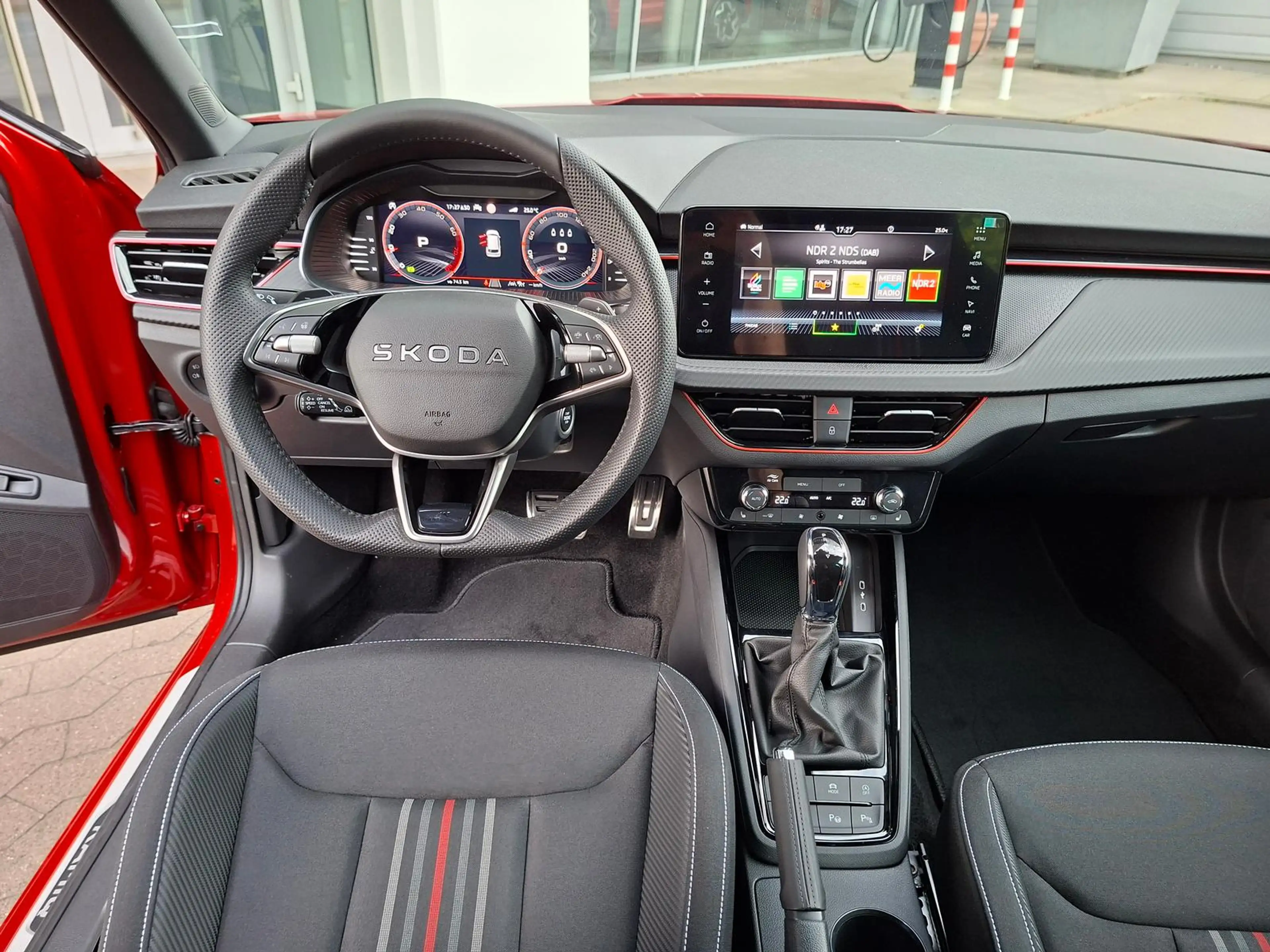 Skoda Kamiq Monte Carlo 1.5TSI DSG AHK Panorama Navi — photo 13