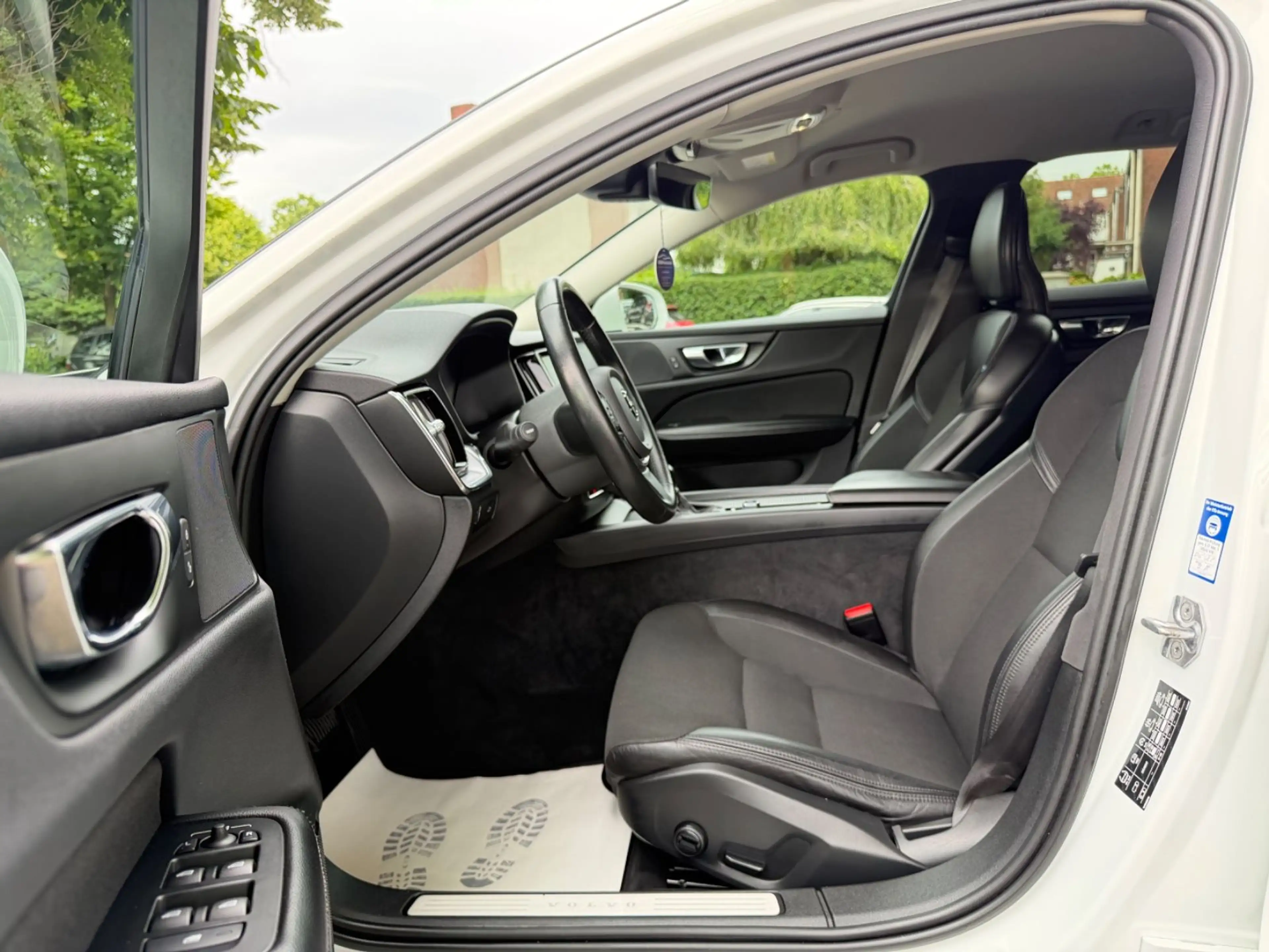 Volvo V60 Kombi Momentum Pro*AUTOMATIK*LED*NAVI*AHK* — photo 13