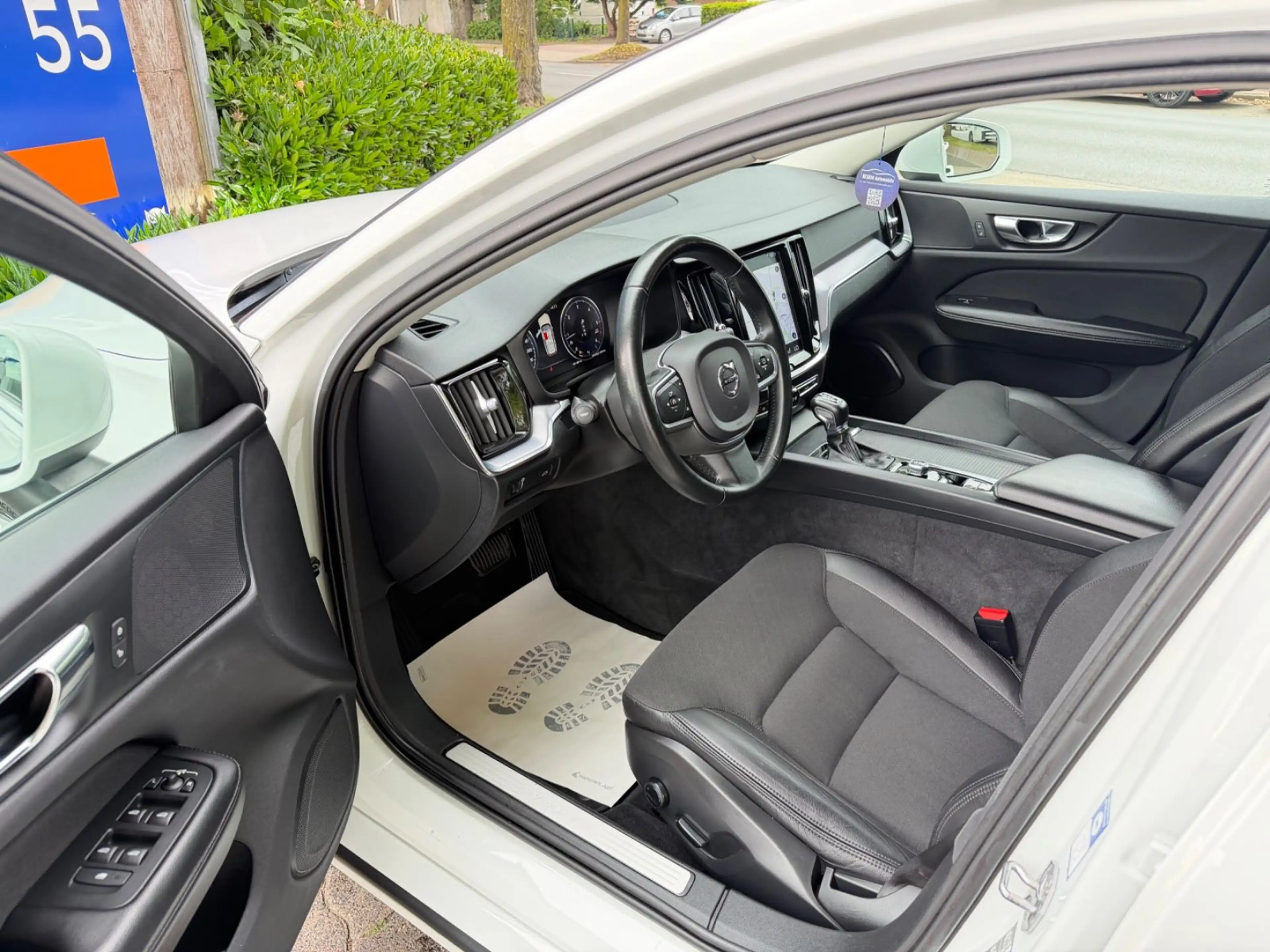 Volvo V60 Kombi Momentum Pro*AUTOMATIK*LED*NAVI*AHK* — photo 11