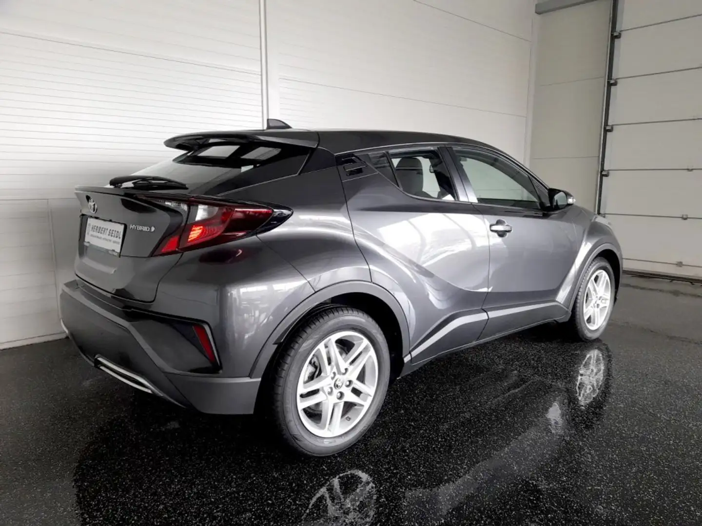 Toyota C-HR 2,0 Aut *VOLL LED / NAVI / KAMERA / ACC / TOTWINKEL-SPURHALTEASSIST / SHZG* Grau - 2