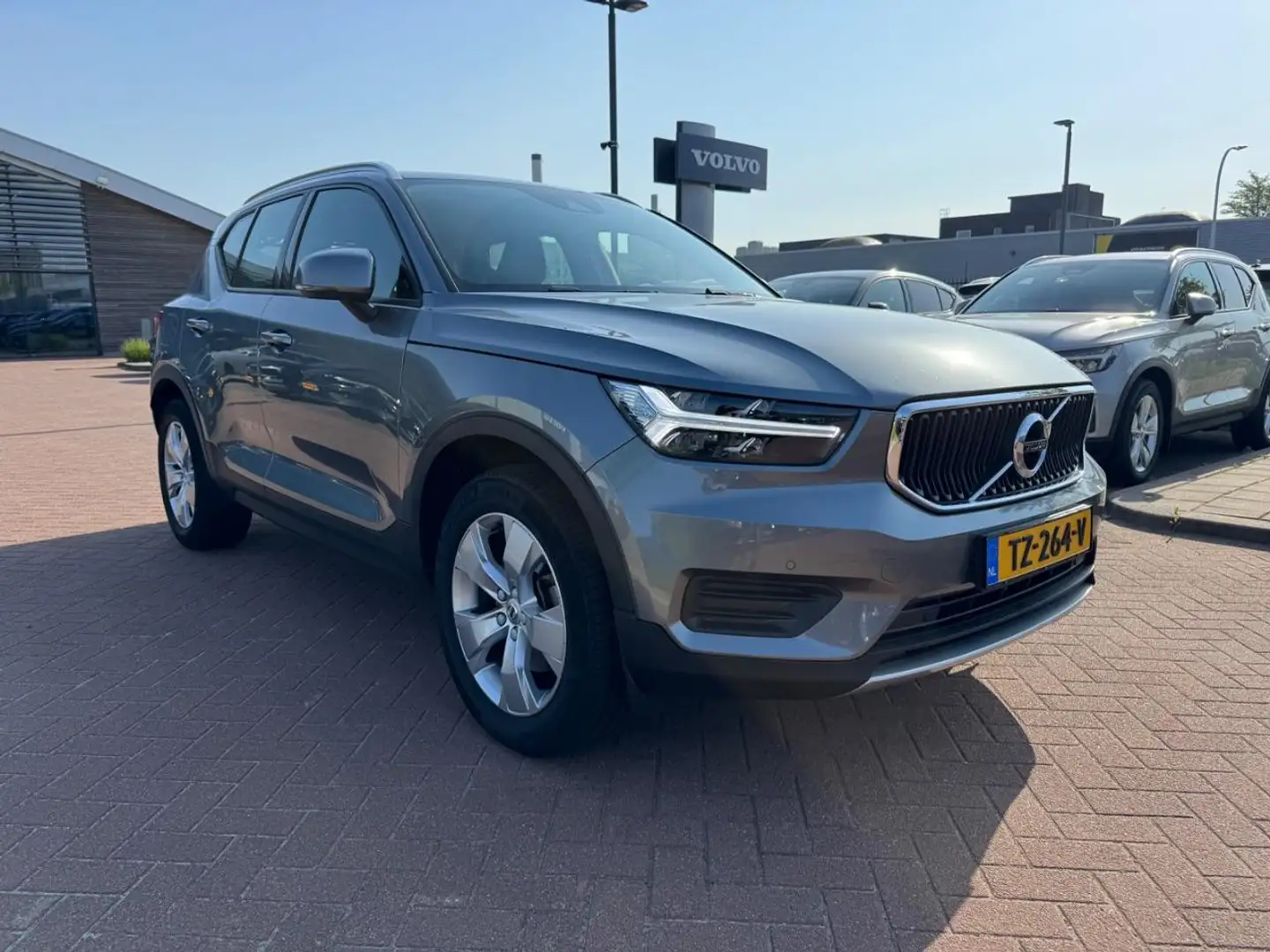 Volvo XC40 2.0 T4 Momentum | Cruise Control | Trekhaak | Park Grijs - 2