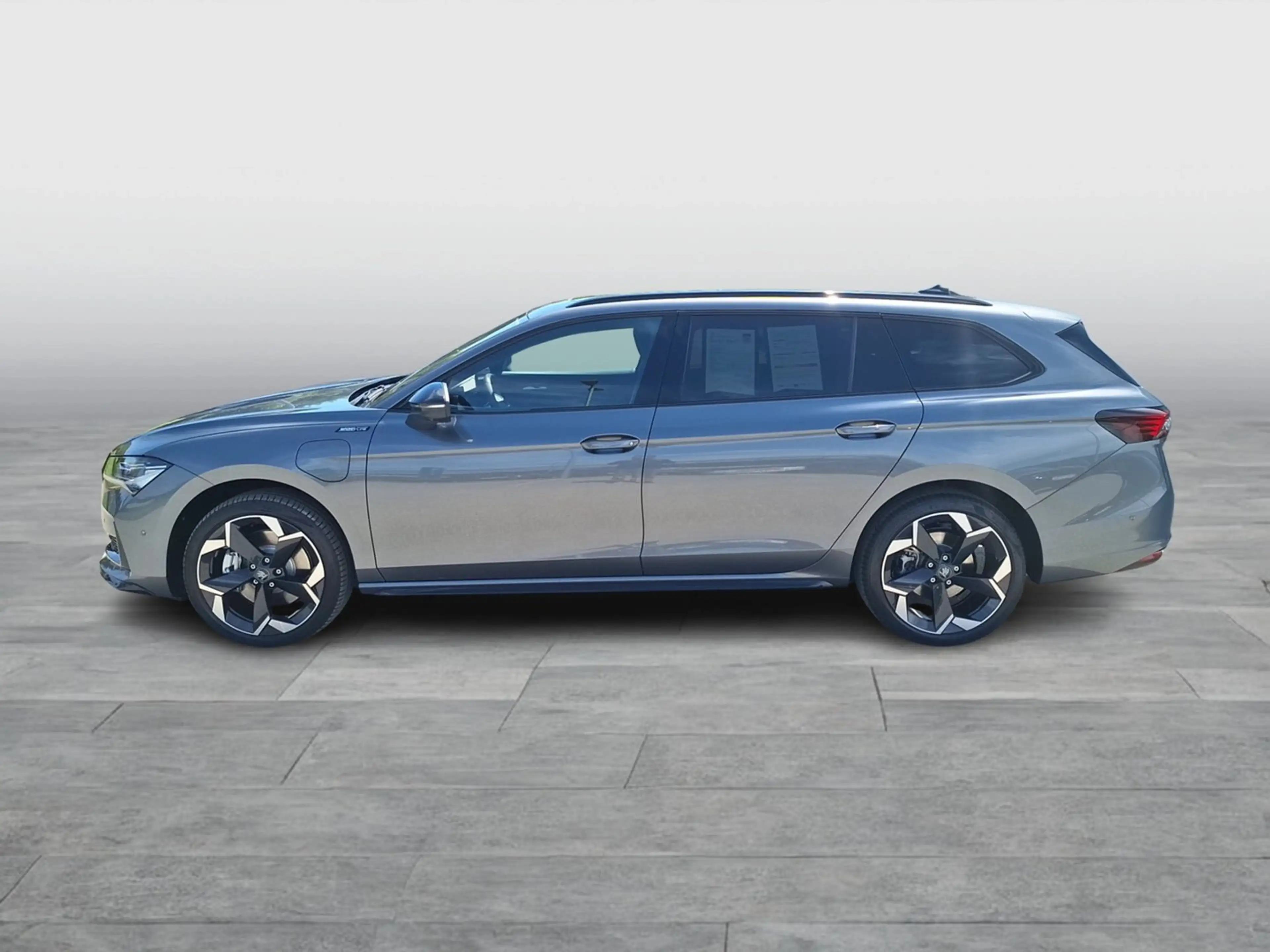Skoda Superb Sportline iV TSI DSG — photo 2