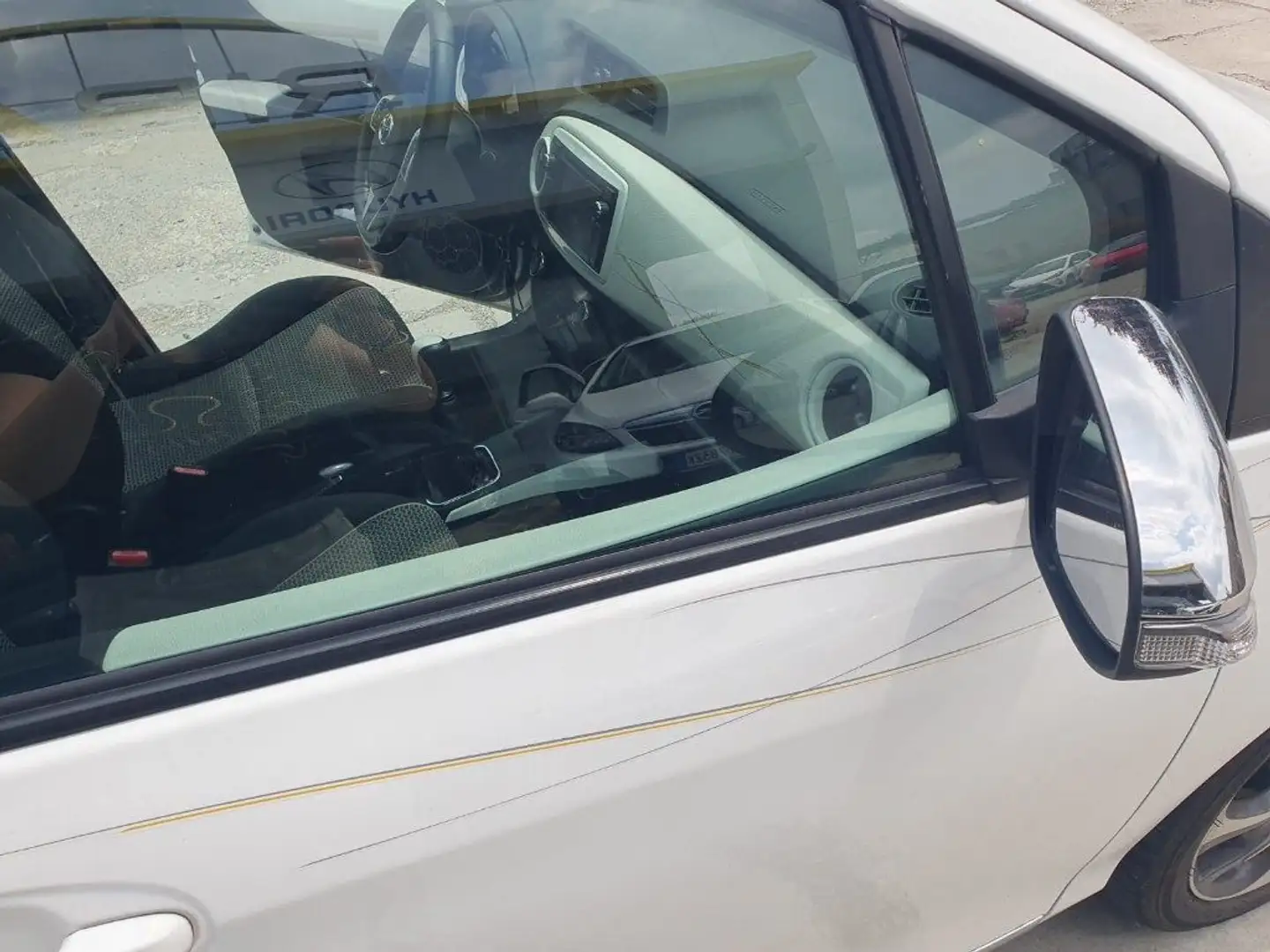 Toyota Yaris 1.4 D-4D 5 porte Trend white edition Bianco - 2