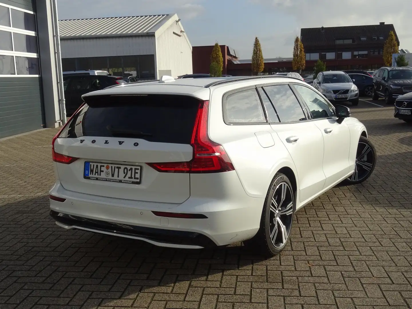 Volvo V60 T8 AWD Plug-in Hybrid/B&W/Lenkradhz./HeadUp Alb - 2