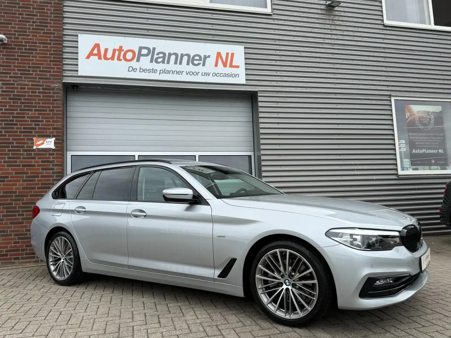 BMW 520 5-serie Touring 520i High Executive! Camera! Navi! Grijs - 2