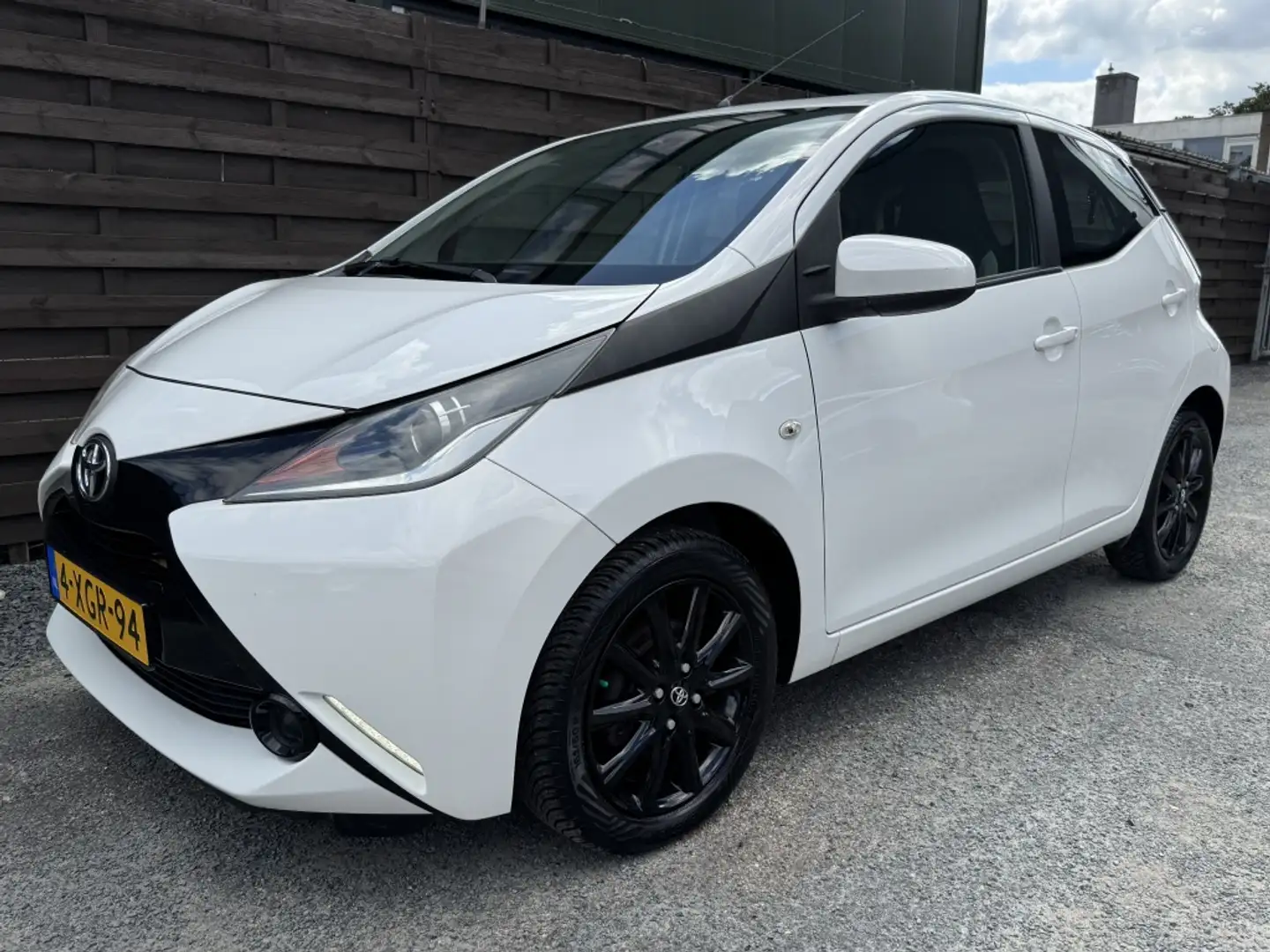 Toyota Aygo 1.0 VVT-i x-play / AC / CAMERA / BT / NAP / GR.SCH Blanc - 2