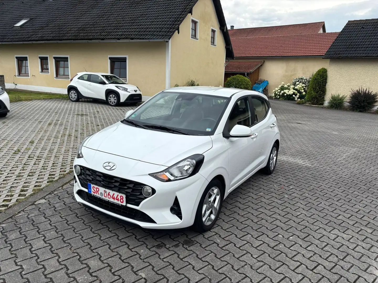 Hyundai i10 Trend++35000Km++Automatik,Carplay++ Weiß - 2