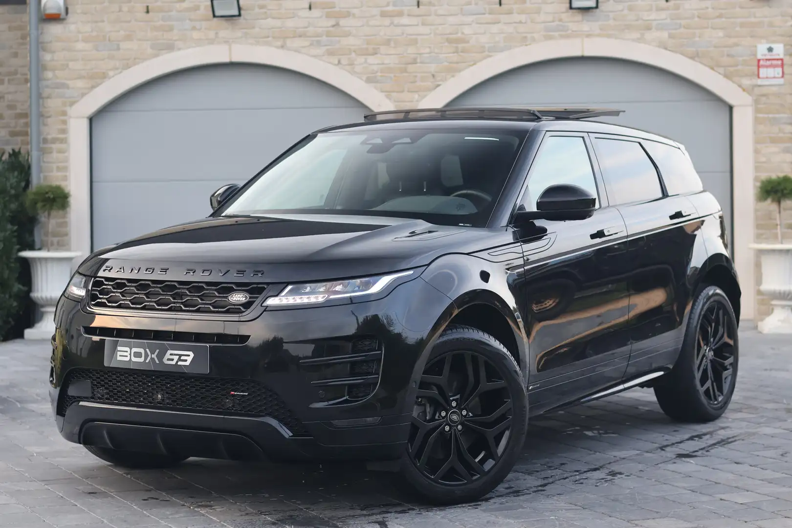 Land Rover Range Rover Evoque D165 R-Dynamic Pano / Keyless / Camera / Blackpack Zwart - 1