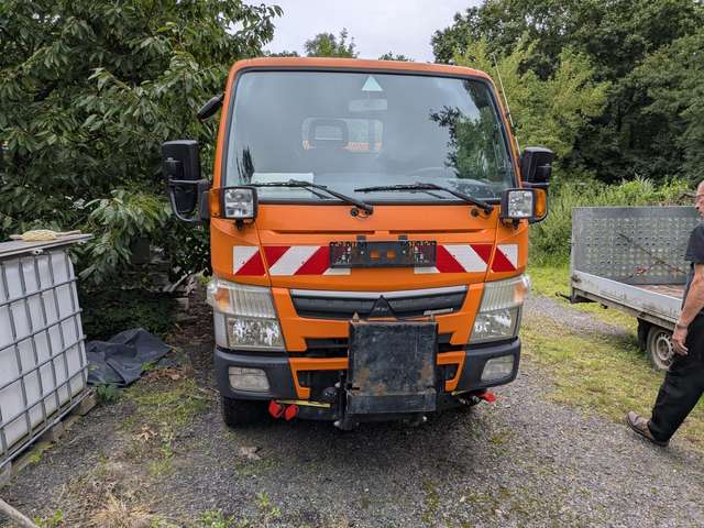 Mitsubishi Winterdienstfahrzeug