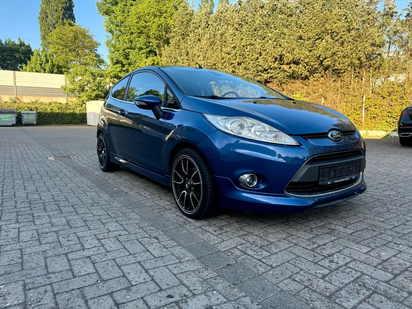 Ford Fiesta Titanium "LPG TUV KLIMA 1.HAND" Bleu - 2