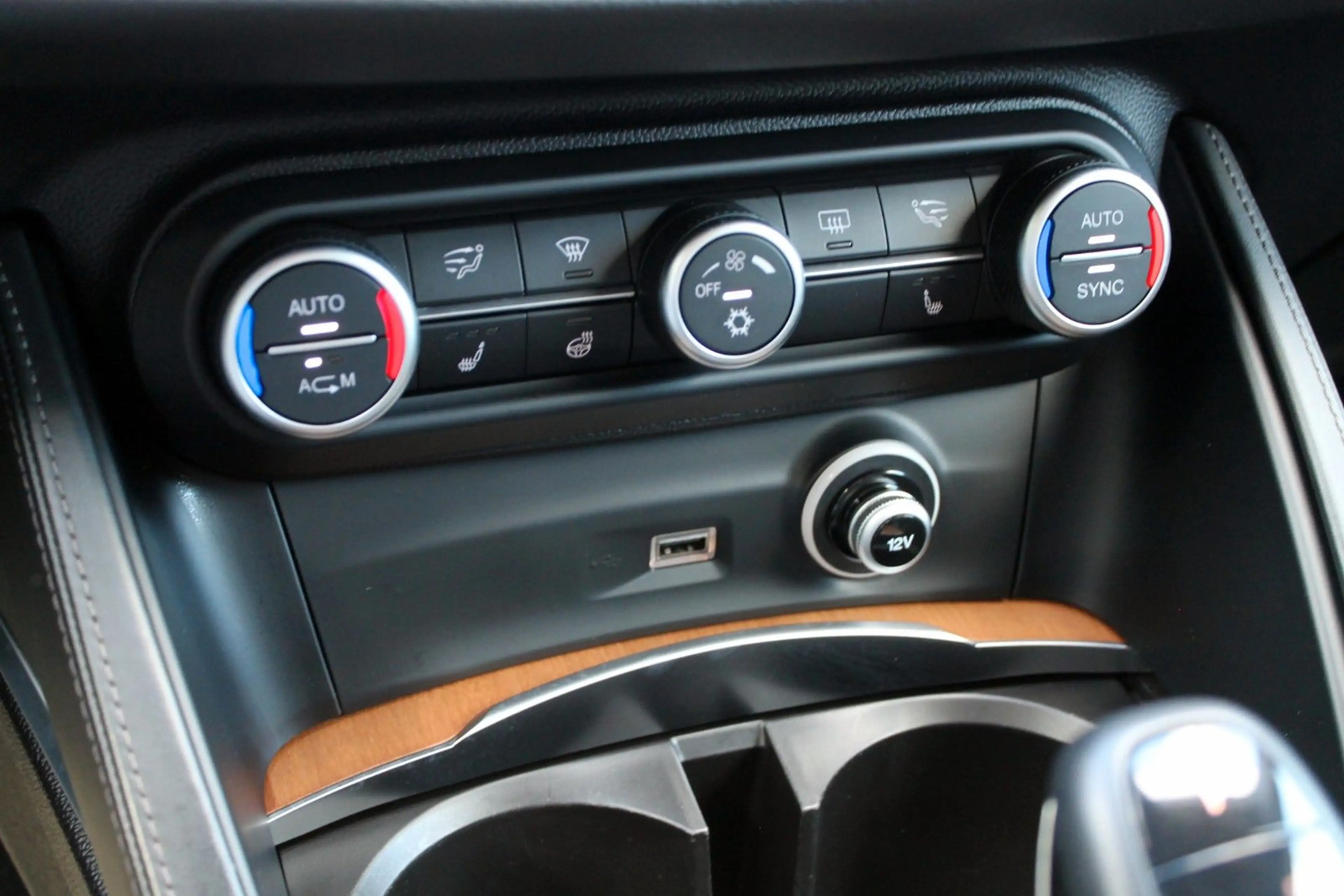 Alfa Romeo Stelvio Lusso 2.2 Xenon,Kamera,AHK,SHZ,Panorama — photo 11